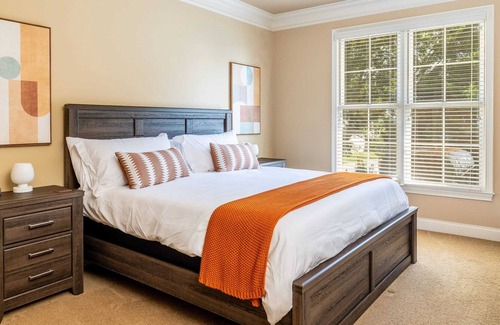 Mount Vernon House | The Annie: Poolside Mansion for Extended Luxury