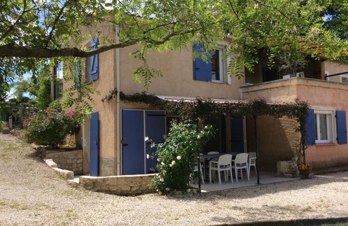 La Tour-d'Aigues Apartment | The apartment tower on acute large garden with shared pool