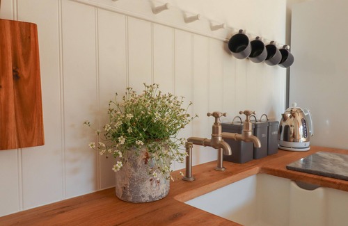 Thorverton Cottage | THE APPLE SHED, romantic, character holiday cottage in Exeter