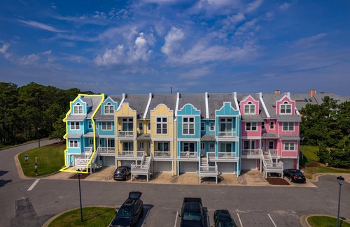 Bermuda Bay House | The Aquamarine-Family-friendly home w/community pool near beach and restaurants!