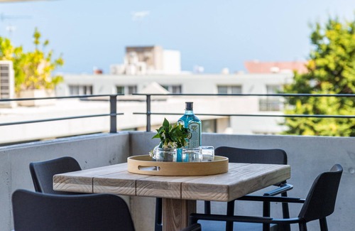 Coogee Apartment | The Arden 5 Coogee. New Spacious Quiet Balcony Apartment, Meters to Beach