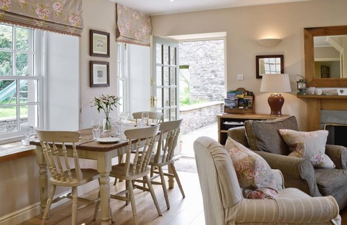 Auchterarder Cottage | The Arns Cottage is a traditional stone built, cosy and luxurious retreat.