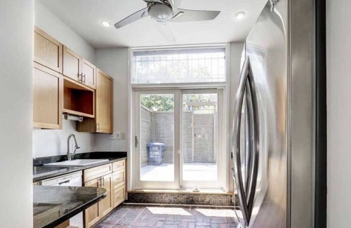 H Street Corridor Bed & Breakfast | THE ART COLLECTOR! National Mall, Hst, CAPITAL Hill, Union Station Unit B