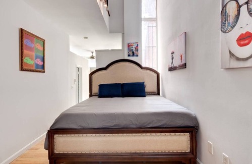 H Street Corridor Bed & Breakfast | THE ART COLLECTOR! National Mall, Hst, CAPITAL Hill, Union Station Unit B