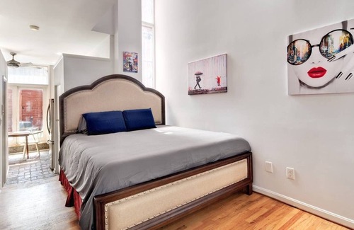 H Street Corridor Bed & Breakfast | THE ART COLLECTOR! National Mall, Hst, CAPITAL Hill, Union Station Unit B