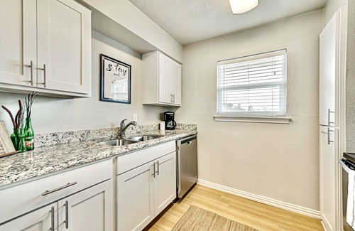Old East Dallas Apartment | The Art Deco & Arboretum Tickets Included