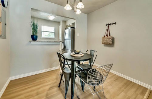 Old East Dallas Apartment | The Art Deco & Arboretum Tickets Included