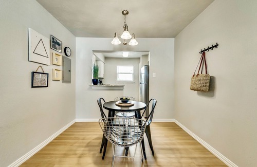 Old East Dallas Apartment | The Art Deco & Arboretum Tickets Included