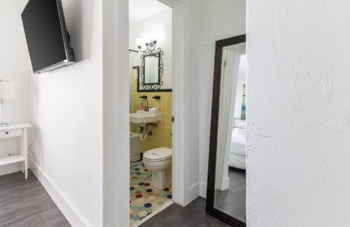 Mid Beach Apartment | The Art Deco Escape- BEACH STEPS AWAY