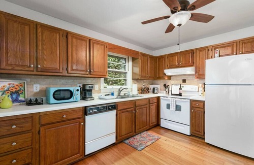 Green Valley House | The Artist…Bright & Relaxing Entire Home sleeps 5