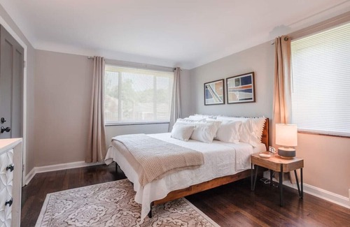 Oakley Apartment | The Artist's Alcove: Colorful 2Bed in Oakley 15 min to Downtown