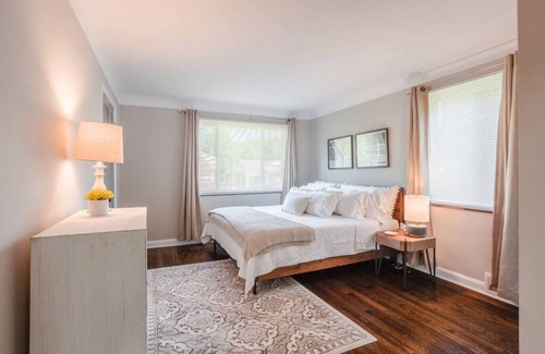 Oakley Apartment | The Artist's Alcove: Colorful 2Bed in Oakley 15 min to Downtown