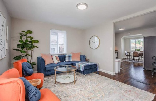 Oakley Apartment | The Artist's Alcove: Colorful 2Bed in Oakley 15 min to Downtown