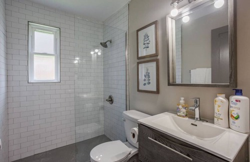Oakley Apartment | The Artist's Alcove: Colorful 2Bed in Oakley 15 min to Downtown