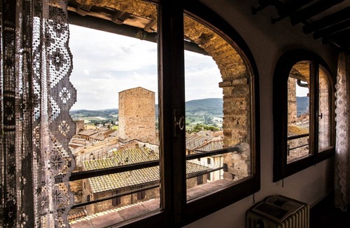 San Gimignano City Centre Apartment | The Artists' Tower - 4 Pax