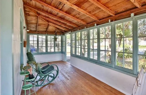 Gulf Gate Estates Cottage | The Ashton Retreat- Vibrant and Chic Cottage 5 minutes from the Beach!
