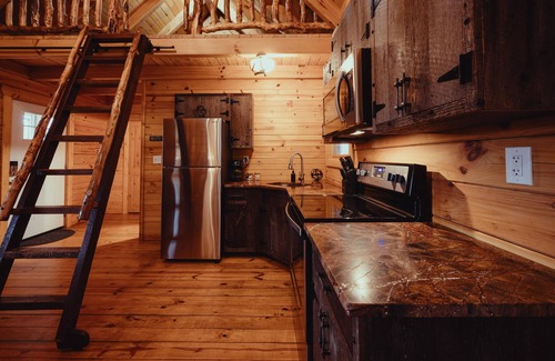 Hallsville Cabin | The Ashton - Cozy, classic, pet-friendly, three bed cabin in Hocking Hills!
