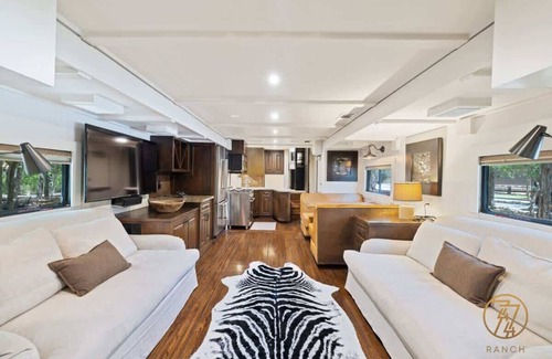 Austin Villa | The Aspen Unit near COTA: Hot Tub, BBQ & Events!