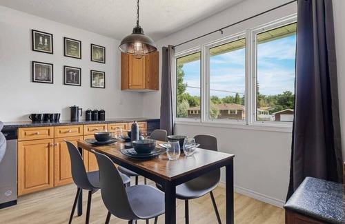 Drumheller House | The Atlas | Sleeps 7 | 65 " TV | King Sized Bed |