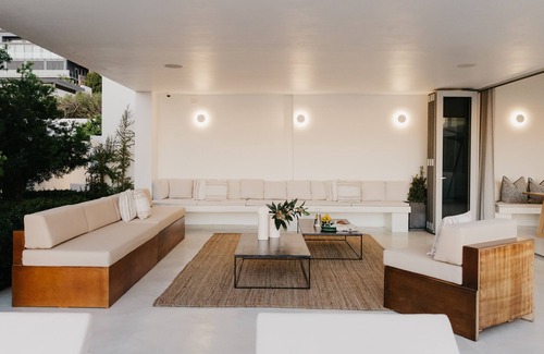 Camps Bay Villa | The Avenues - Spacious 8-bedroom villa in Bakoven