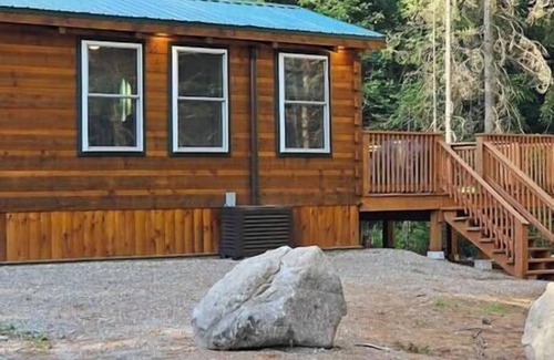 Whippleville Cabin | The Aviator -Tiny Home w/Hot Tub