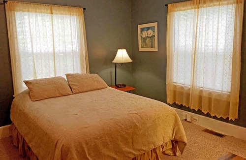Flat Rock Cottage | The Azalea Cottage 3 bedroom 3 bathroom- Sleeps 6 Located in Flat Rock, NC