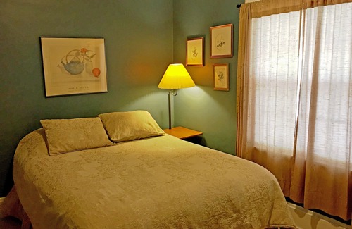 Flat Rock Cottage | The Azalea Cottage 3 bedroom 3 bathroom- Sleeps 6 Located in Flat Rock, NC
