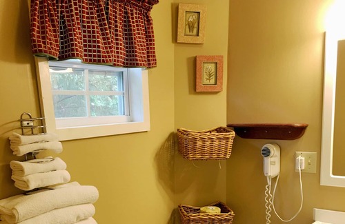 Flat Rock Cottage | The Azalea Cottage 3 bedroom 3 bathroom- Sleeps 6 Located in Flat Rock, NC