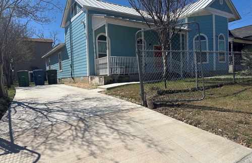 Government Hill House | The Azure Charm — Amazing 3BR 2BA Home by the Pearl District & Fort Sam Houston