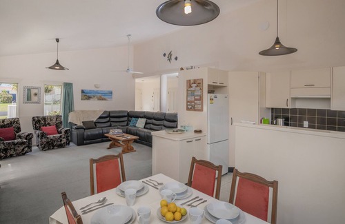 Whangamata House | The Bach - Whangamata Holiday Home