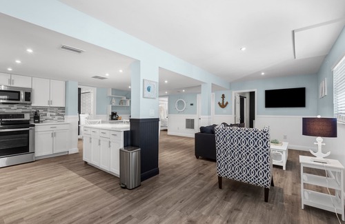 Mid Island Apartment | The Bahama Breeze at the Anchorage