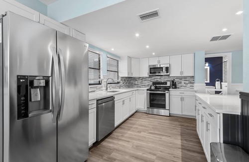 Mid Island Apartment | The Bahama Breeze at the Anchorage