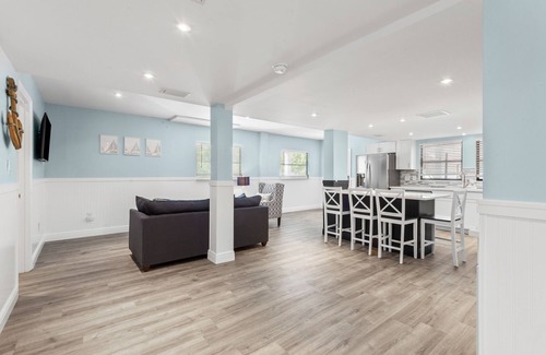 Mid Island Apartment | The Bahama Breeze at the Anchorage