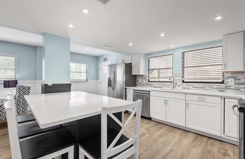 Mid Island Apartment | The Bahama Breeze at the Anchorage
