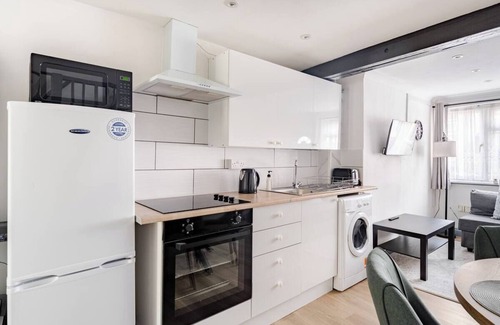 Colchester House | The Barack Nest, Comfy 3BR Home Contractor Friendly Town Central Stay Free Parking + Wi-Fi