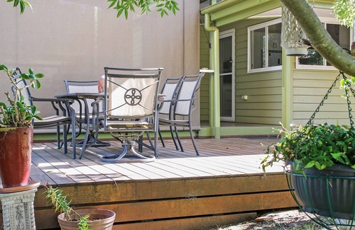 Beechworth House | The Bark Hut – a cosy retreat just steps from Beechworth’s best!