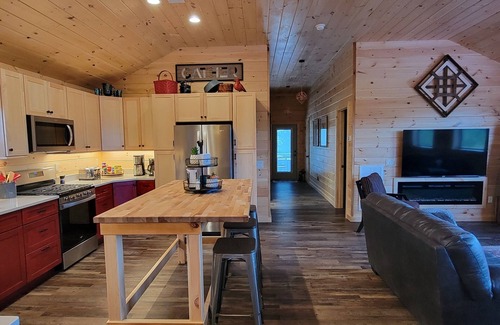Tennga House | The Barn at Frog Hollow, Delano. Rare find with 5 bedrooms, sleeps up to 15!