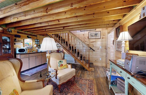 Alcoa House | The Barn at Toad Hill. Pet friendly, close to Smokies, Airport. Brand new!