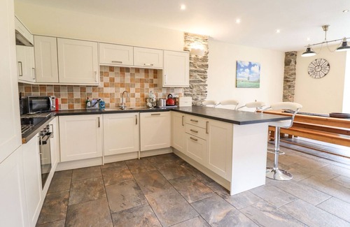 Corwen Cottage | THE BARN, family friendly, with hot tub in Corwen