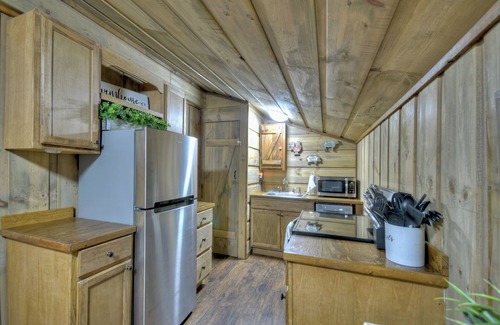 Blue Ridge Cabin | The Barn with a Hot Tub, Fire Pit and Pet Friendly