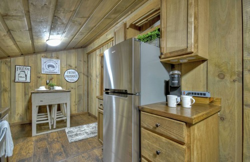 Blue Ridge Cabin | The Barn with a Hot Tub, Fire Pit and Pet Friendly
