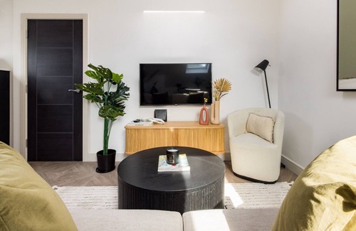Shaftesbury Apartment | The Battersea Classic - Charming 2BDR Flat with Study Room