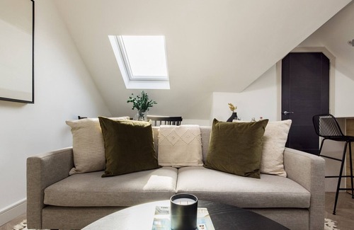 Shaftesbury Apartment | The Battersea Classic - Charming 2BDR Flat with Study Room