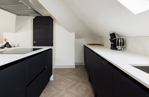 Shaftesbury Apartment | The Battersea Classic - Charming 2BDR Flat with Study Room