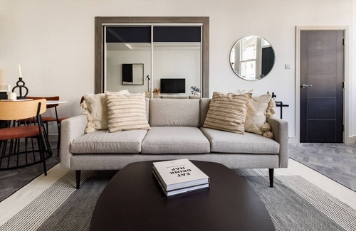 Shaftesbury Apartment | The Battersea Loft - Modish and Bright 1BDR Flat