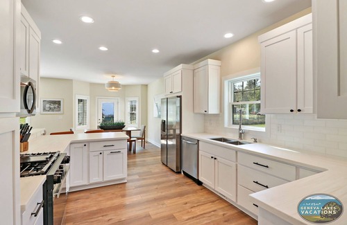 Williams Bay House | The Bay Constellation -Walk to Yerkes |Firepit |Pool Table|New Construction