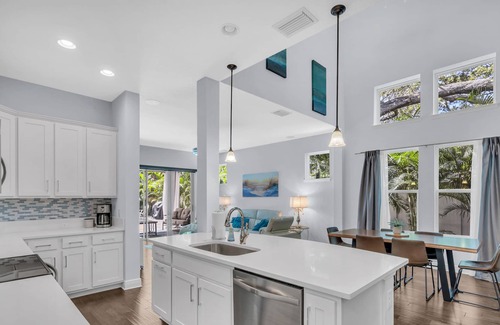 Alta Vista House | The Bay Street Hideaway- Private, Heated Pool with 4 Bedrooms
