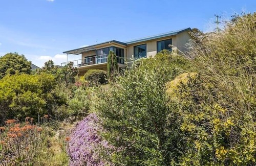 Geilston Bay House | "The Bay Waterfront" - 10 Min to CBD, Sleeps 9.