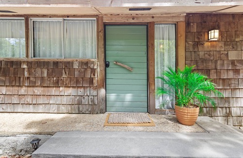 Ocean Springs House | The Bayou Bungalow - Cozy Bungalow, King Bed, near East Beach!