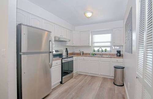 North Hyde Park Apartment | The Bayside Retreat - Unit A by Mane Suites